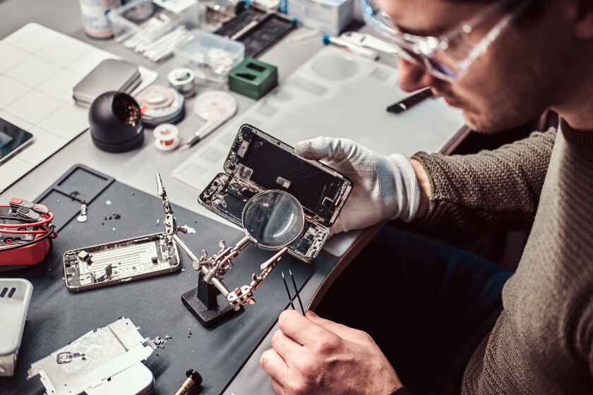 electronic-technician-repair-damaged-smartphone-in-LR4RJ2B.jpg